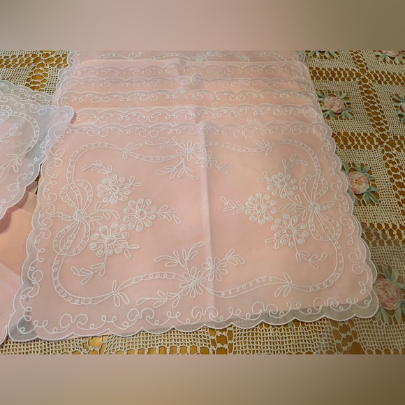 💜 Scalloped Pink & White Delicate Embroidered Placemats & Matching Napkins - Picture 6 of 6